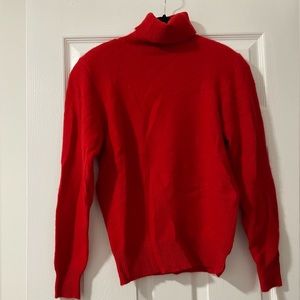 Neiman Marcus 100% cashmere turtleneck, shoulder pad, sweater in Red
